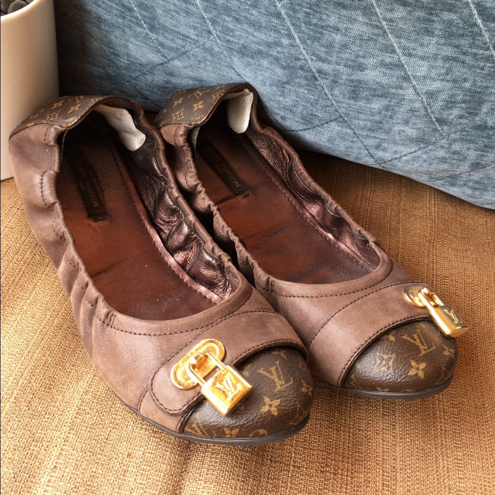 Louis Vuitton Monogram lock flats